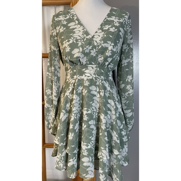 Dokotoo Dresses & Skirts - DOKOTOO Tired Floral Mini Dress Sz M Belted Sage White Long Sleeve Boho Chic